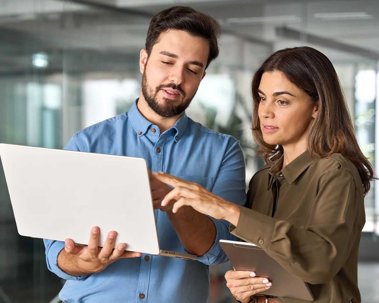 Professionals kijken samen naar laptop