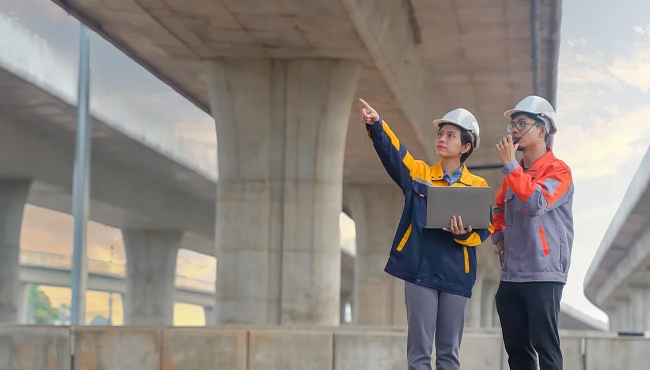 Twee mensen onder een brug