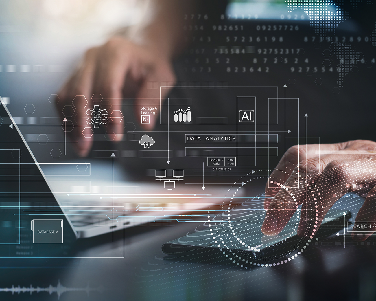 Hand die typt op laptop en mobiel