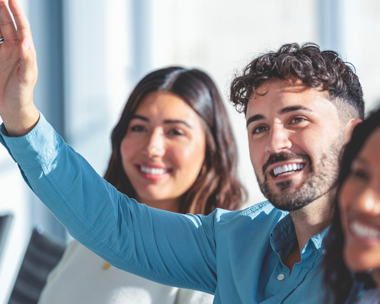 Professional steekt hand op tijdens overleg