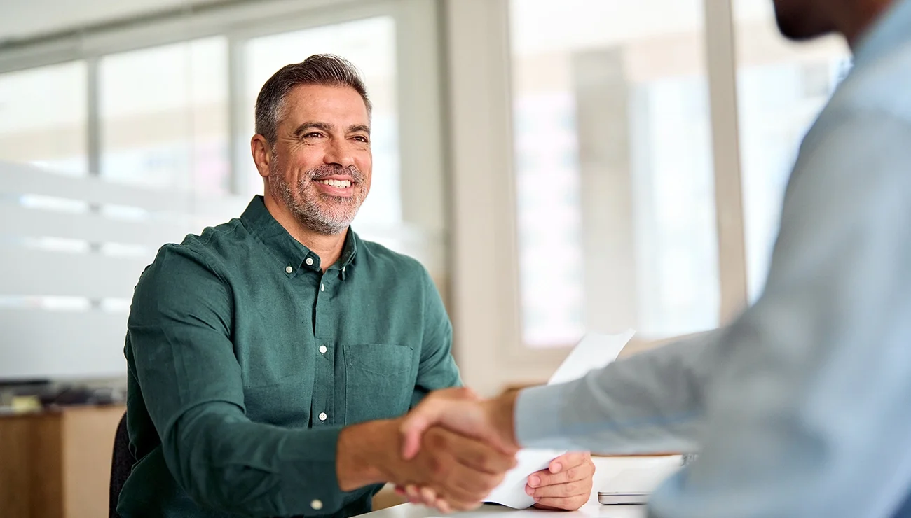 Man schudt hand van collega