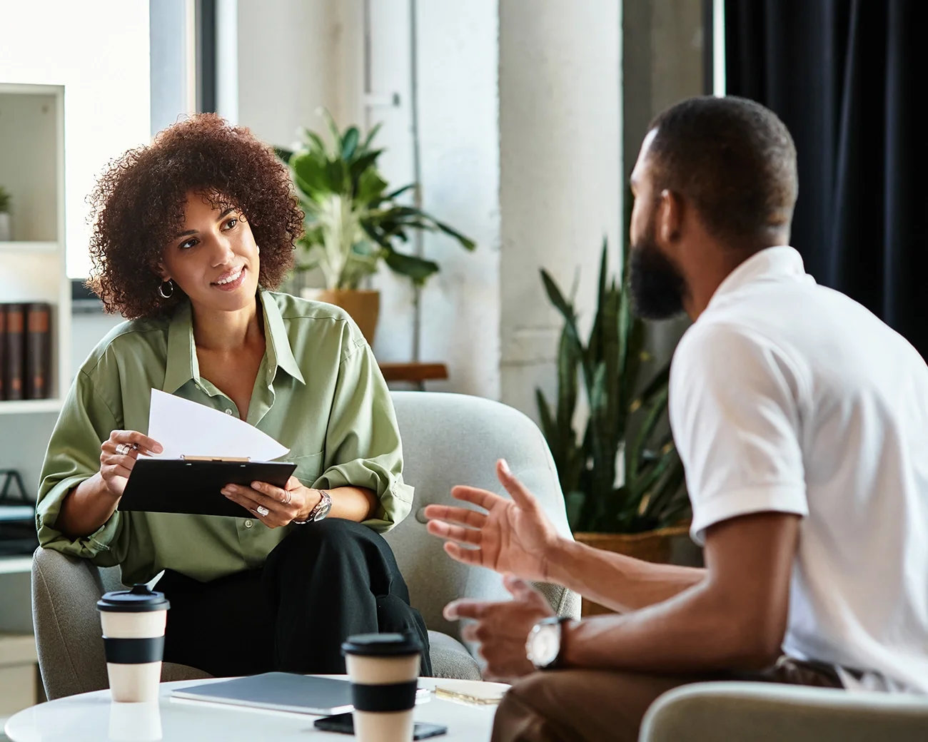 Twee professionals met elkaar in gesprek