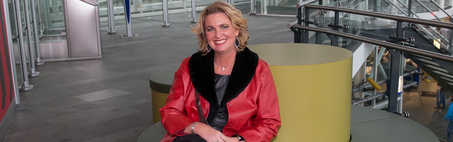 MVP-studente op bankje in stationshal