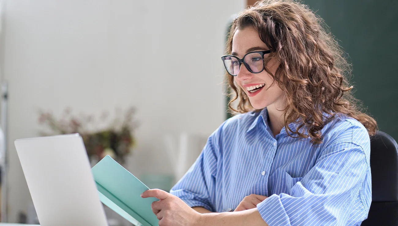 Vrouw werkt op laptop