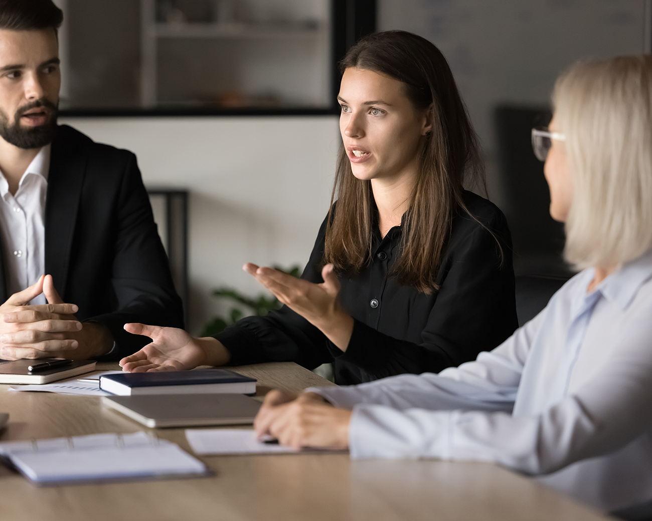 Drie mensen in overleg