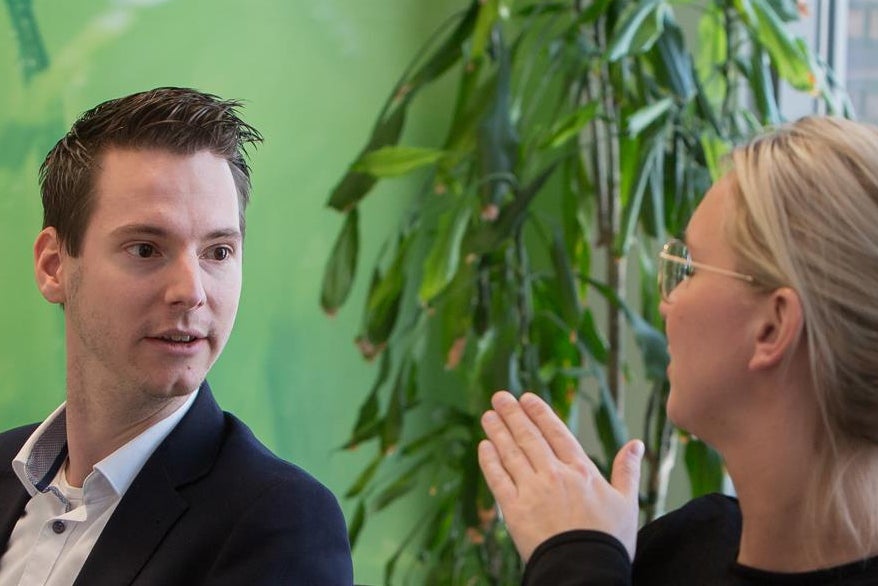 Twee studenten in gesprek met elkaar.