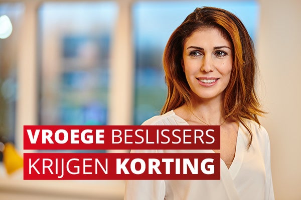 Vrouw met rood haar en witte blouse, tekst in rode balk: "vroege beslissers krijgen korting"