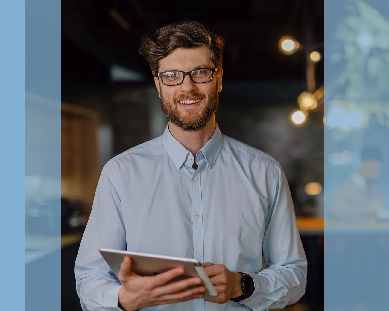 Mannelijke supportprofessional in kantooromgeving met IPad