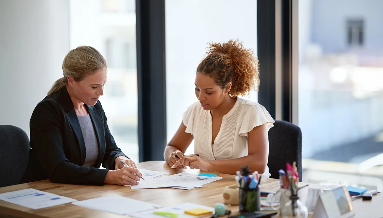 Professionals werken samen aan projectplan