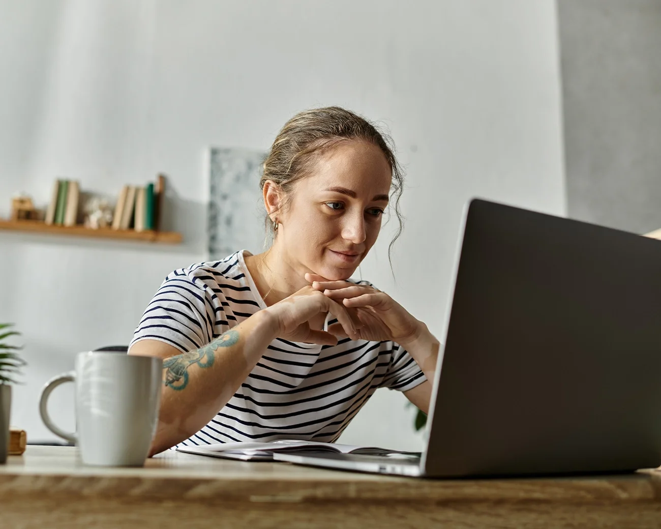 Vrouw zit achter laptop