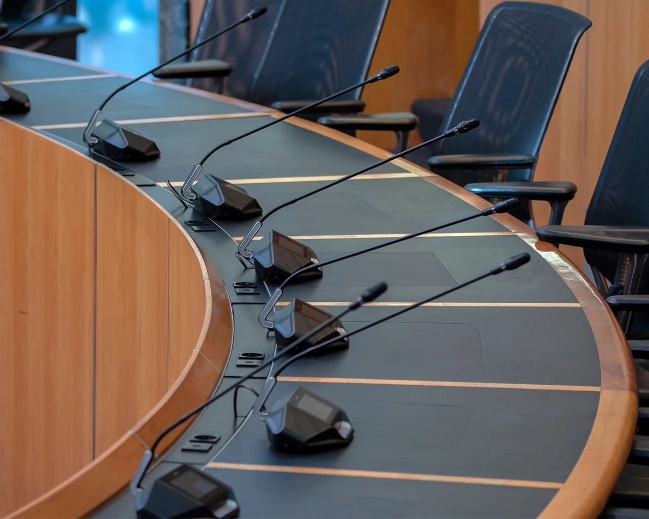 Lege stoelen in de gemeenteraad