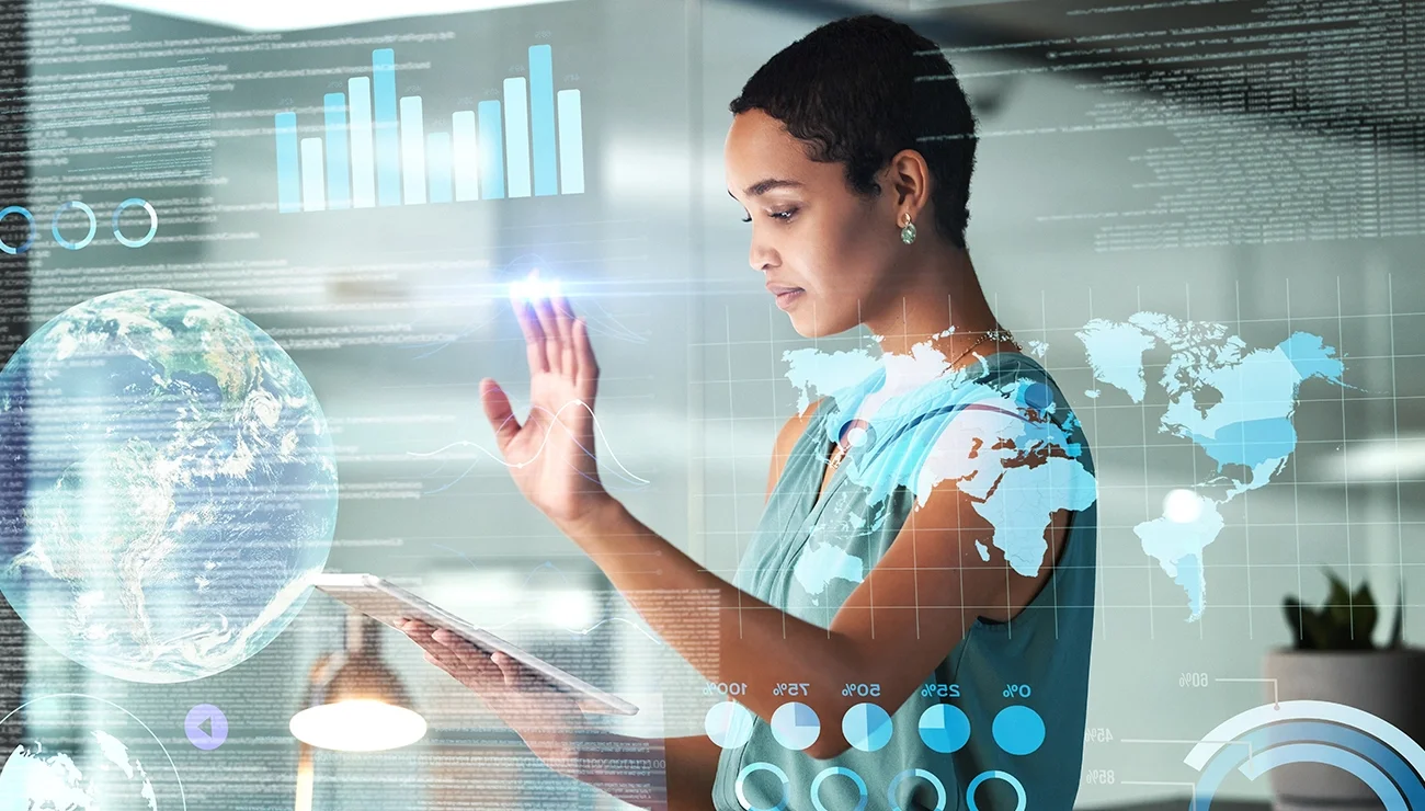 Zakenvrouw gebruikt tablet en AI/UX-interface om digitale metaverse en 3D-hologram van data en financiën te verkennen