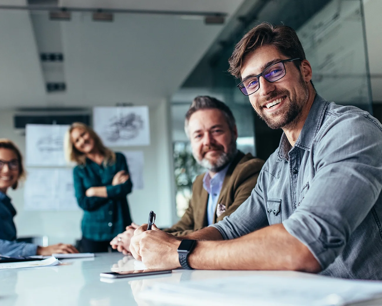 Collega's in vergaderruimte