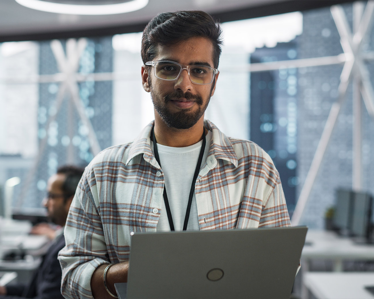 Man met bril achter laptop