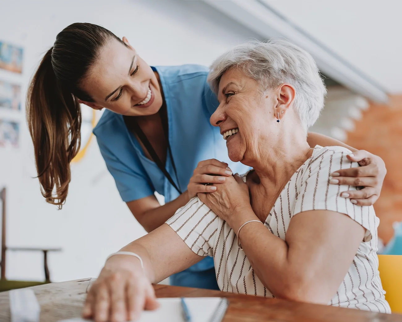 Verzorgster helpt oude dame