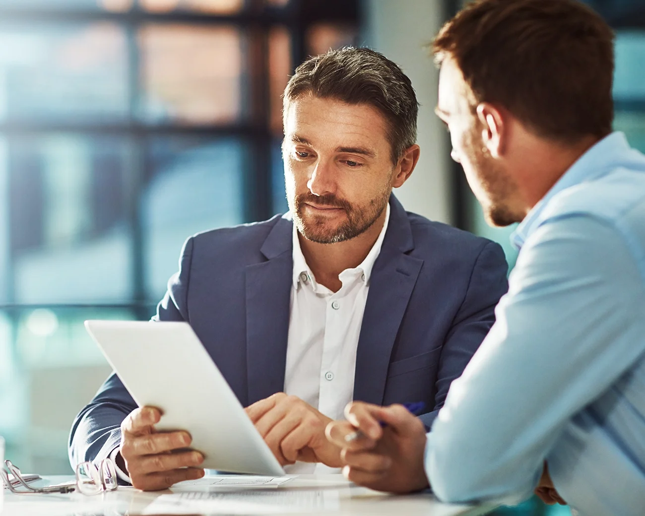 Overheidsprofessionals overleggen met elkaar