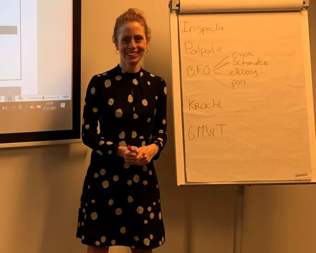 vrouw naast een whiteboard