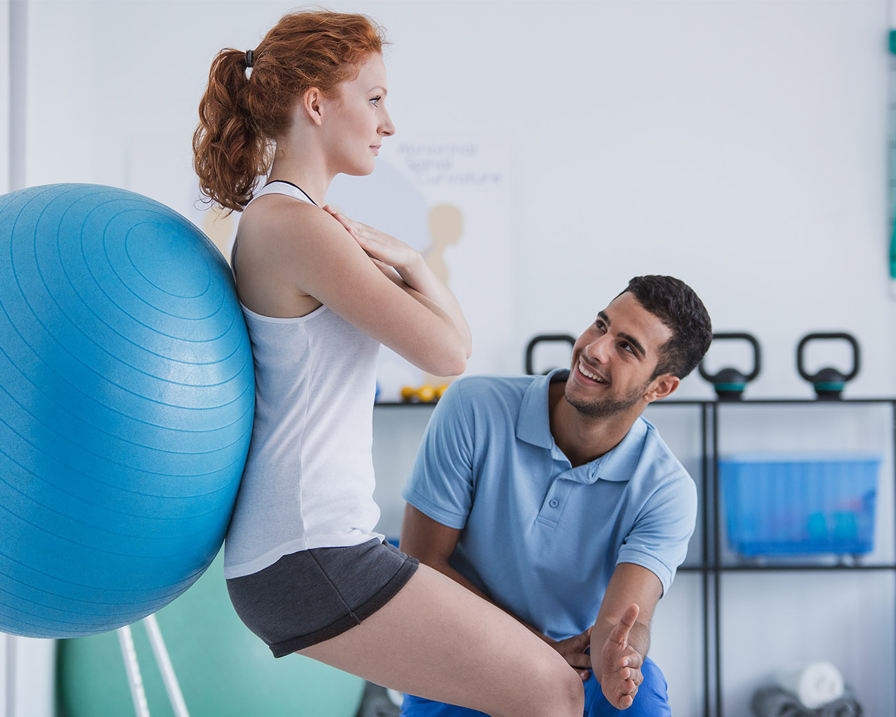 Fysiotherapeut die een patiënt behandelt tijdens een oefensessie