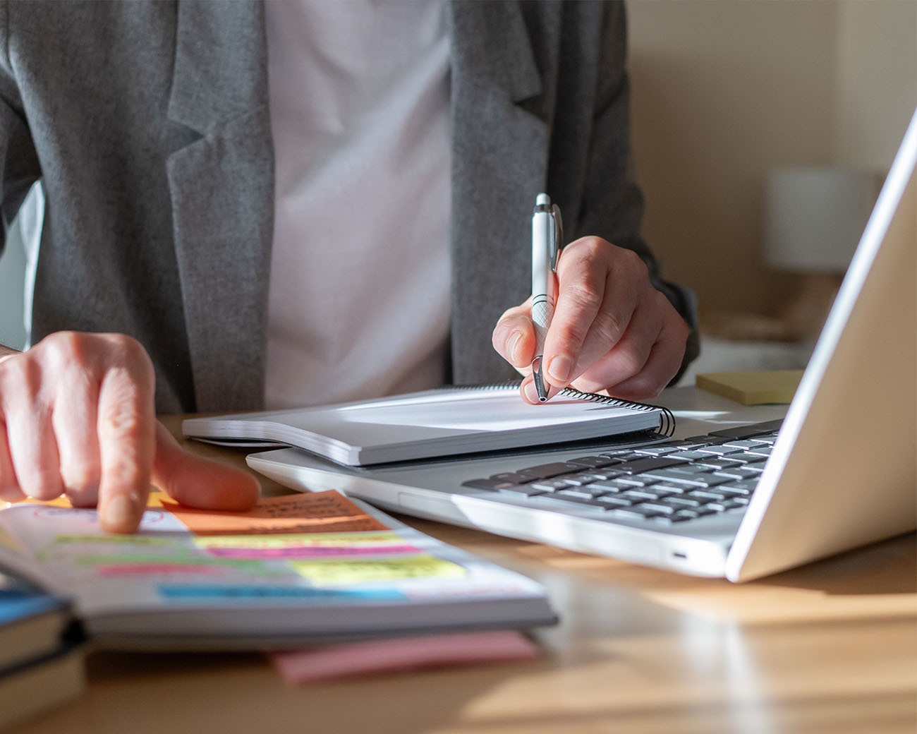 HR-professional werkt achter laptop in kantooromgeving