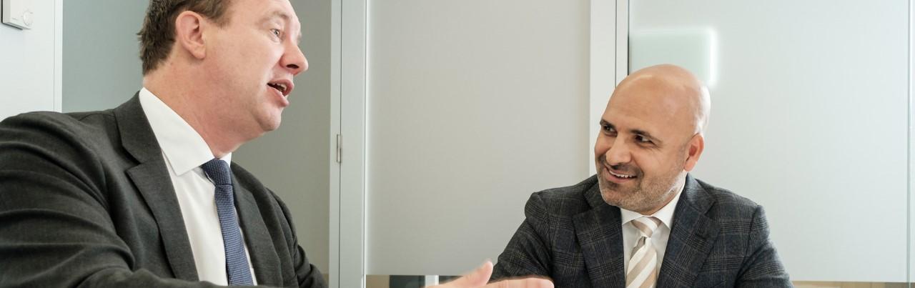 Twee mannen in gesprek in kantoorsetting