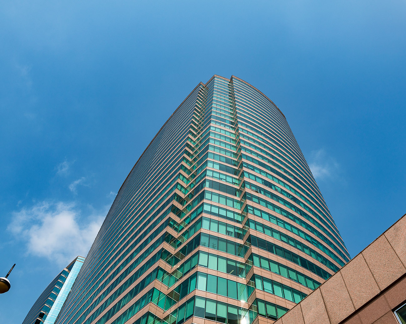 Modern kantoorgebouw van onderen gefotografeerd