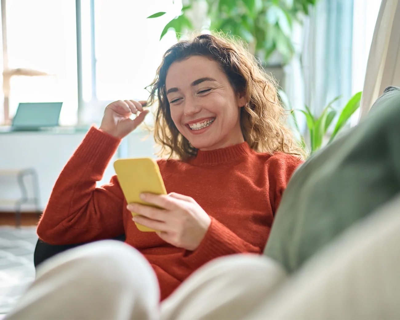 Vrouw met telefoon in de hand