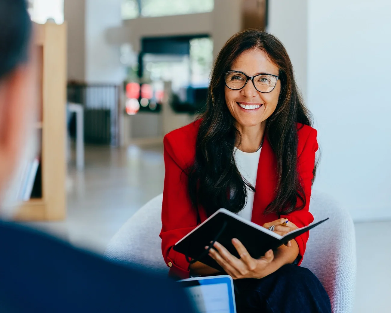 Professional voert een coachend gesprek met collega