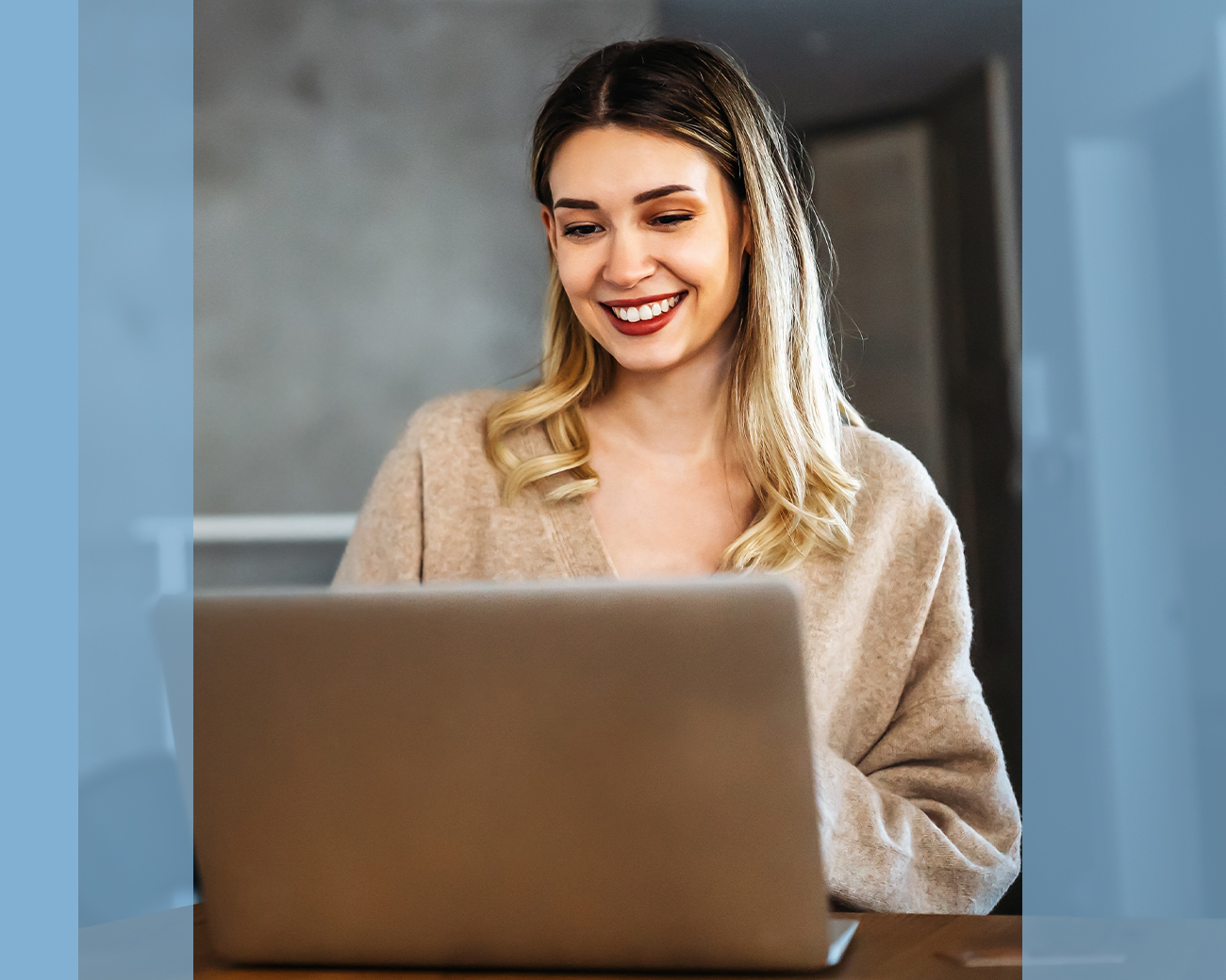 Supportprofessional werkt achter laptop in kantooromgeving