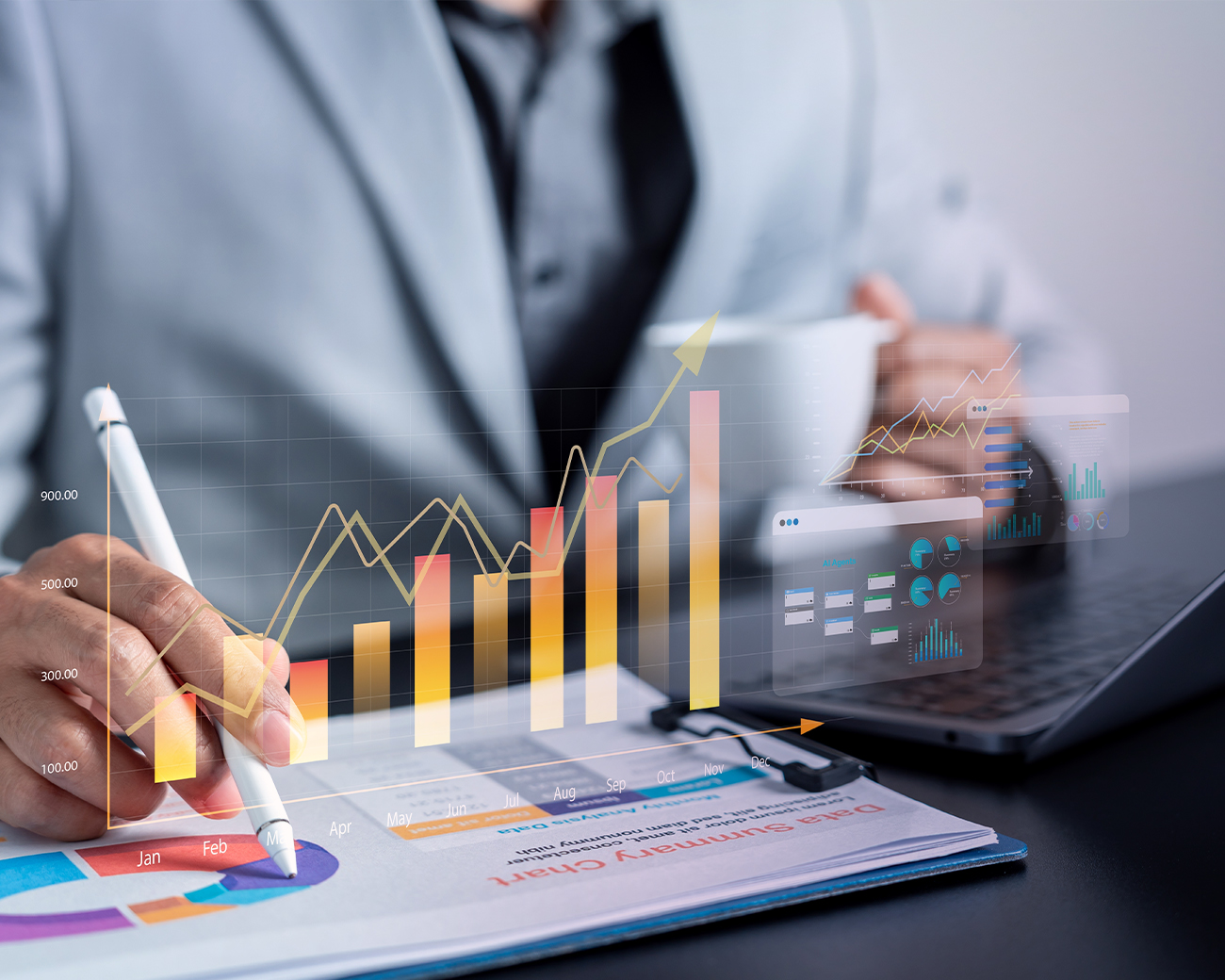 Professional achter laptop met Power BI grafiek