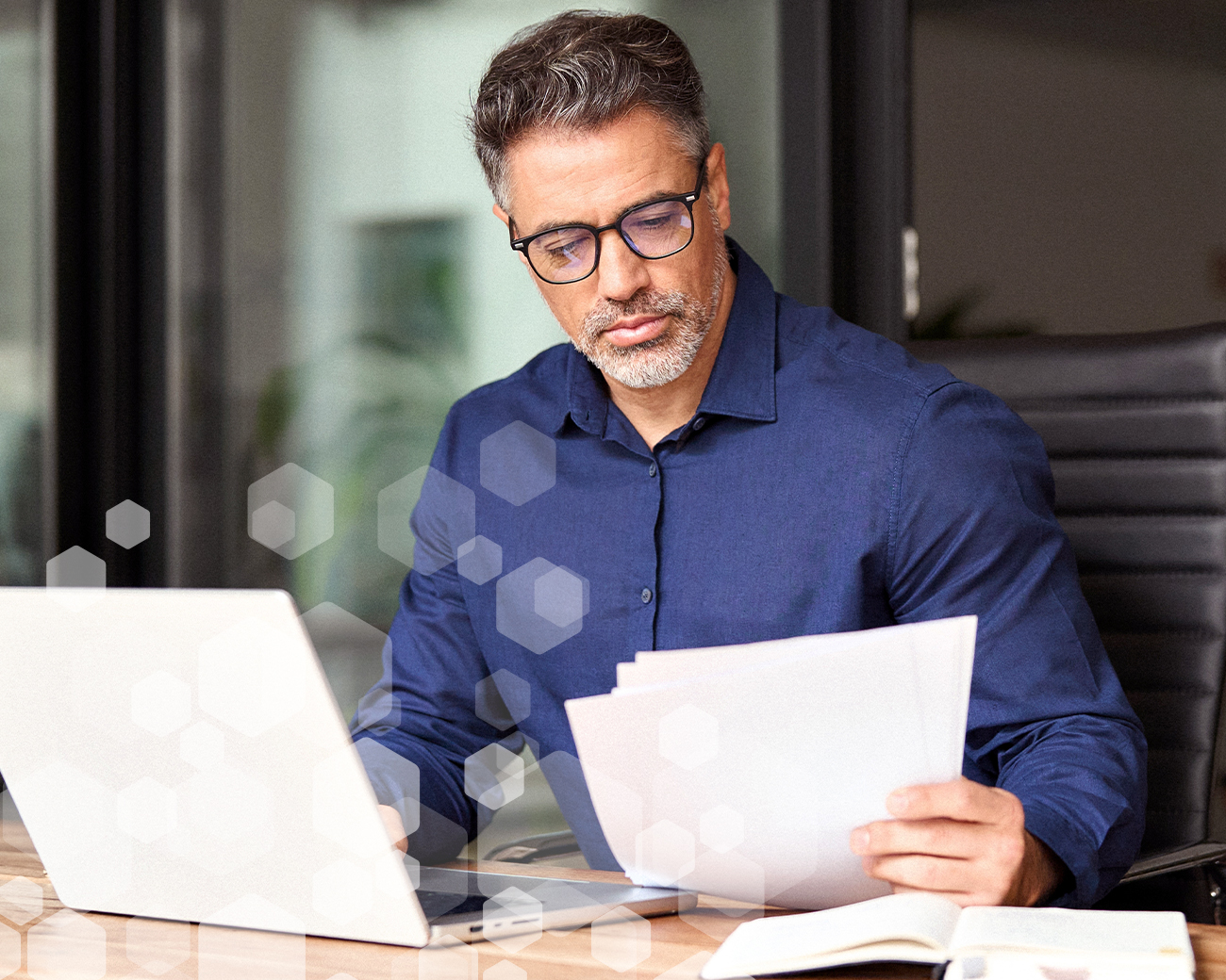 Salarisprofessional werkt achter laptop