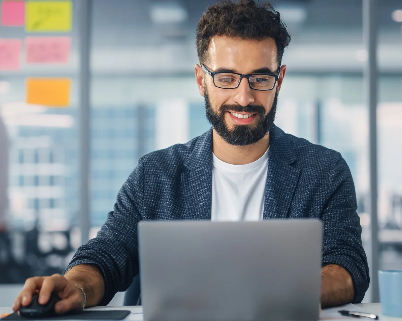 Lachende man achter laptop in vergaderzaal