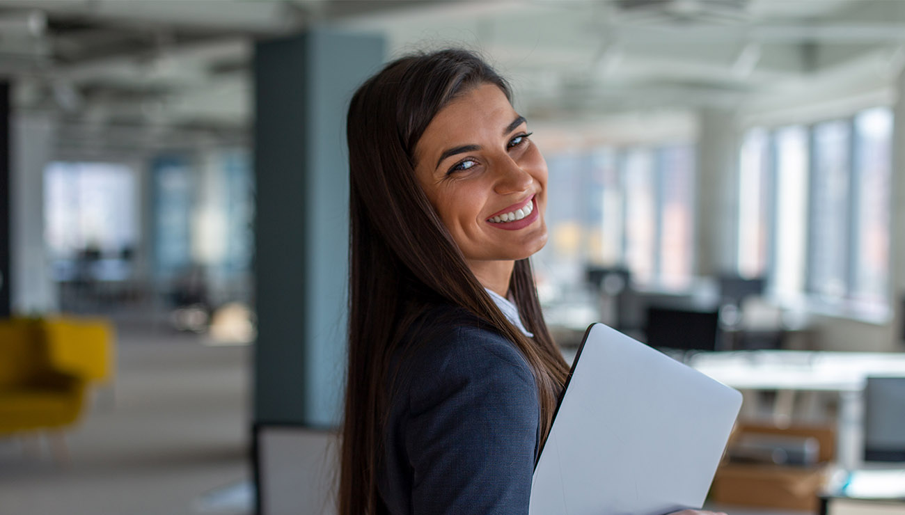 Een vrolijke management assistent