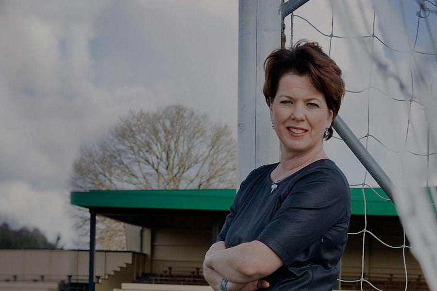 MVP-docent Belinda Kerkhove staat met gekruiste armen voor een voetbaldoel.