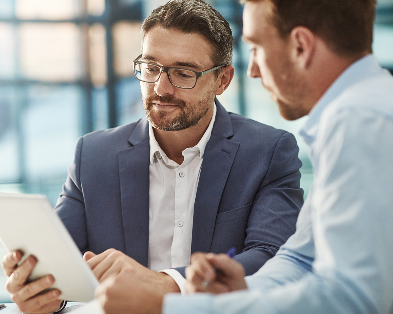 twee mannen die samen naar een document bekijken