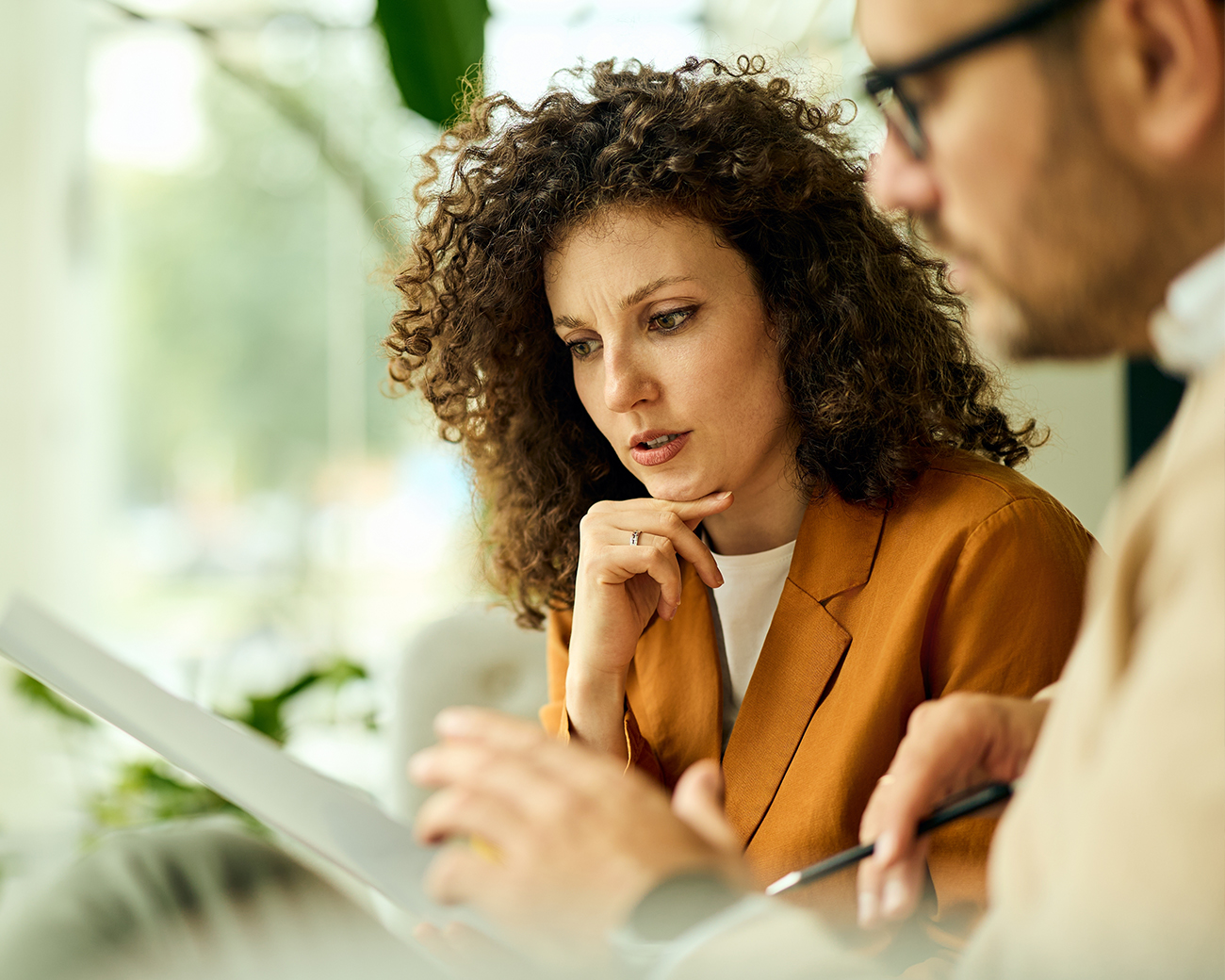 Professionals bestuderen papieren
