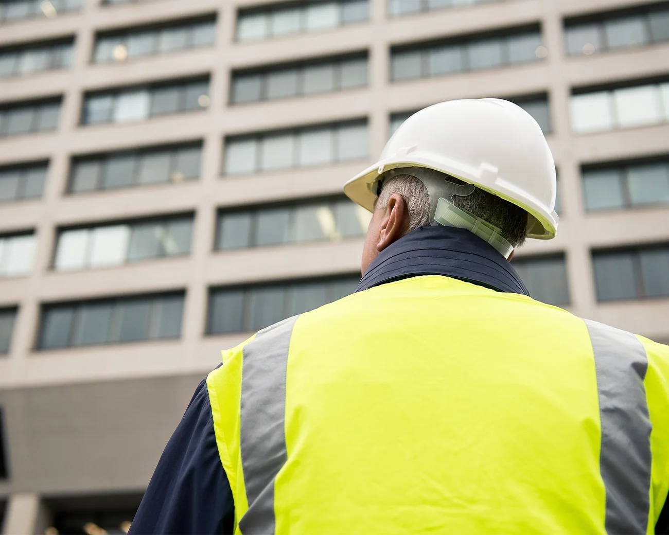 Bouwambtenaar inspecteert gebouw.