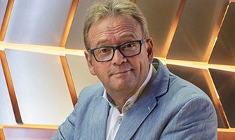Spreker Jan van Setten met bril en lichtblauw jasje 