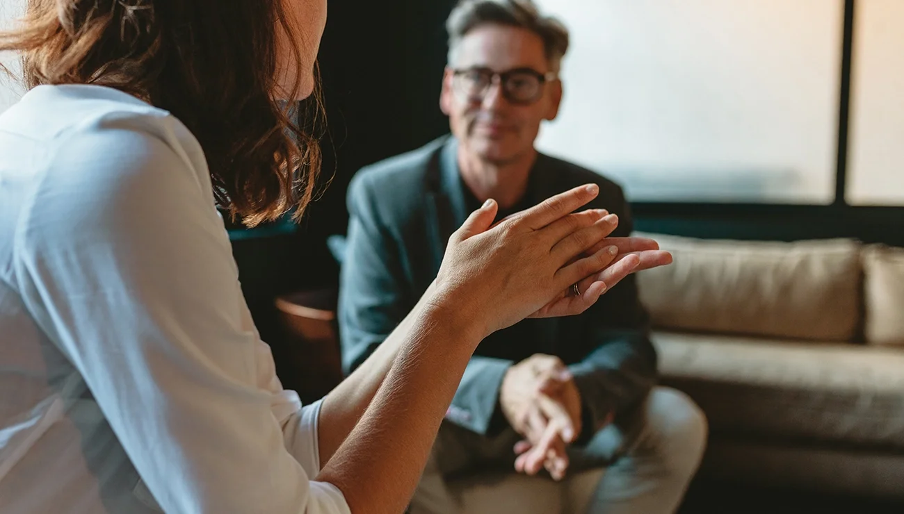Een kantoorgesprek tussen man en vrouw