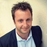 Man met kort bruin haar