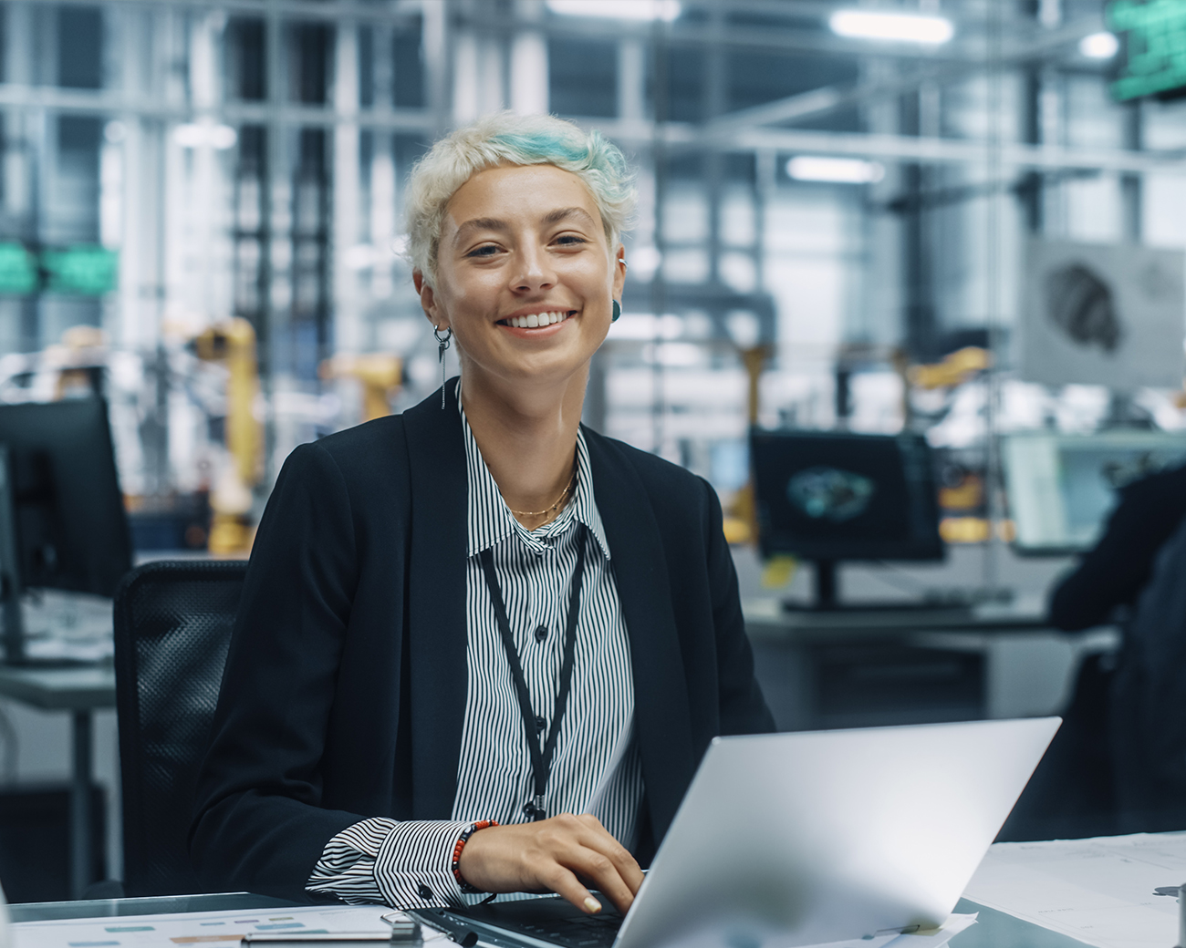 Jonge facility manager achter laptop