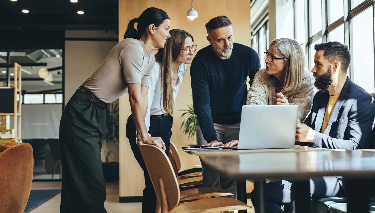 Collega’s bespreken strategie rond laptop