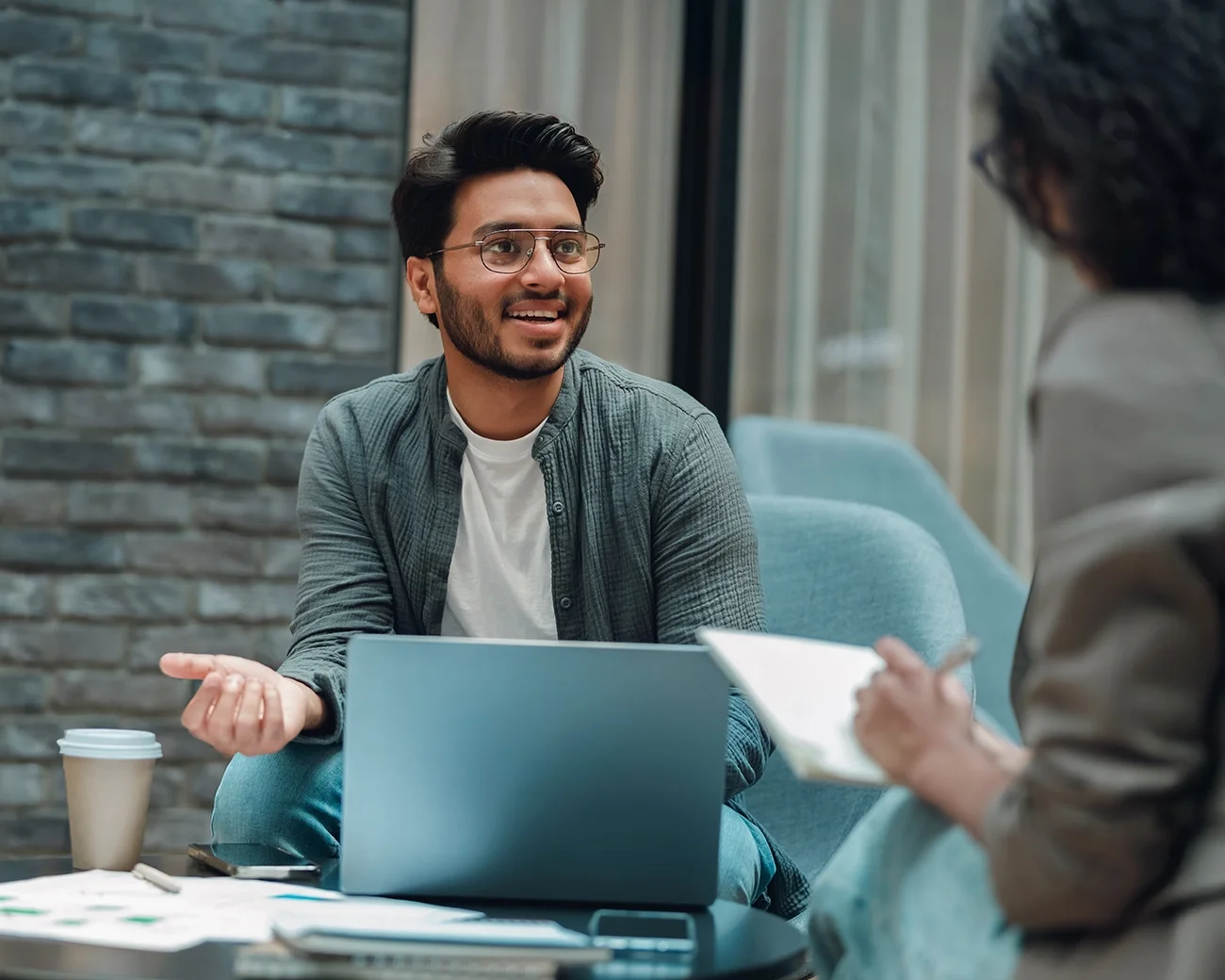 Salarisprofessional geeft advies aan collega