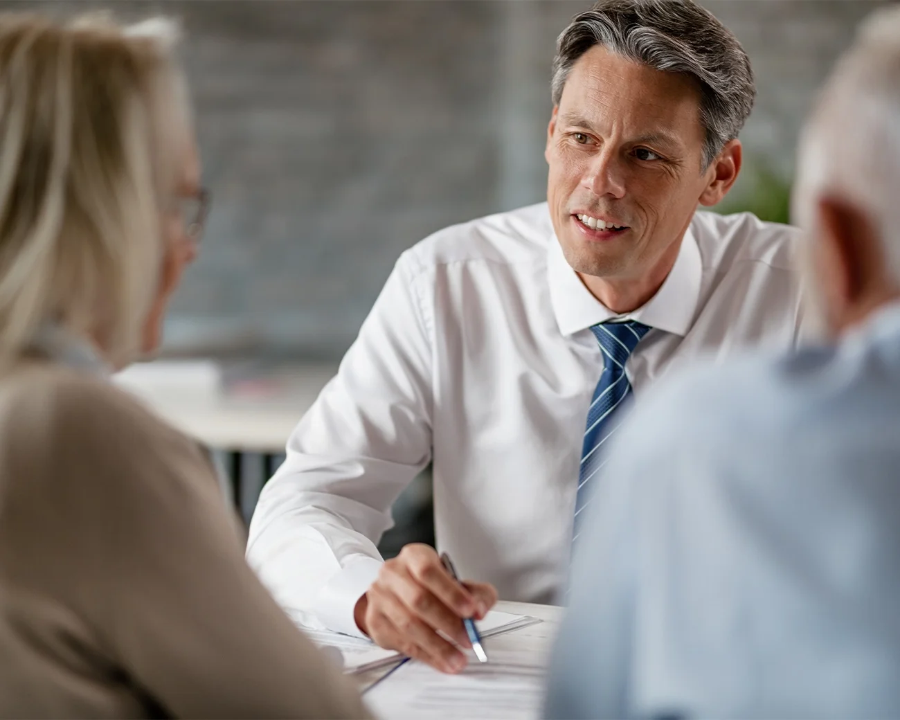 Financieel adviseur in gesprek met ouder koppel