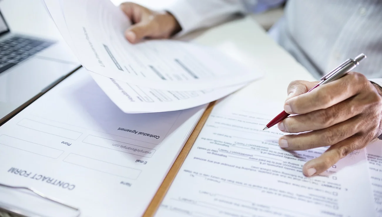 Papieren administratie op bureau