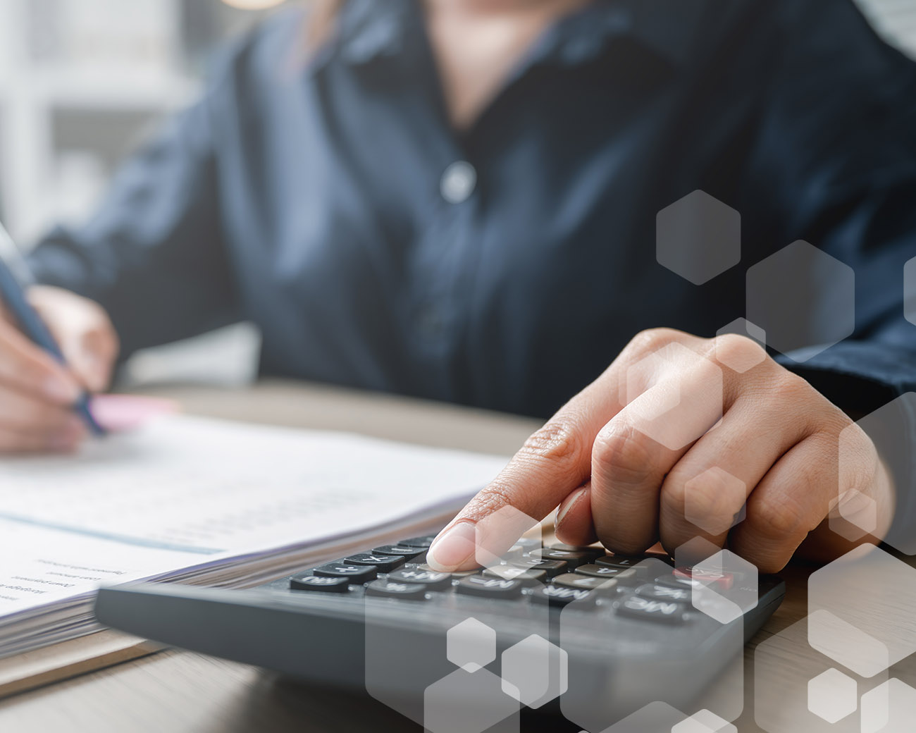 Boekhouder maakt berekeningen met calculator