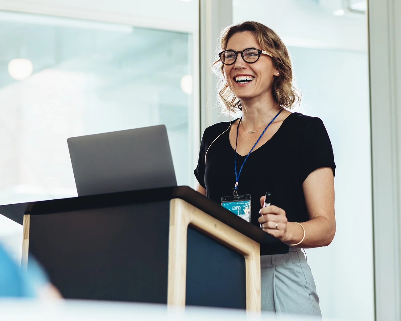 Vrouw geeft presentatie