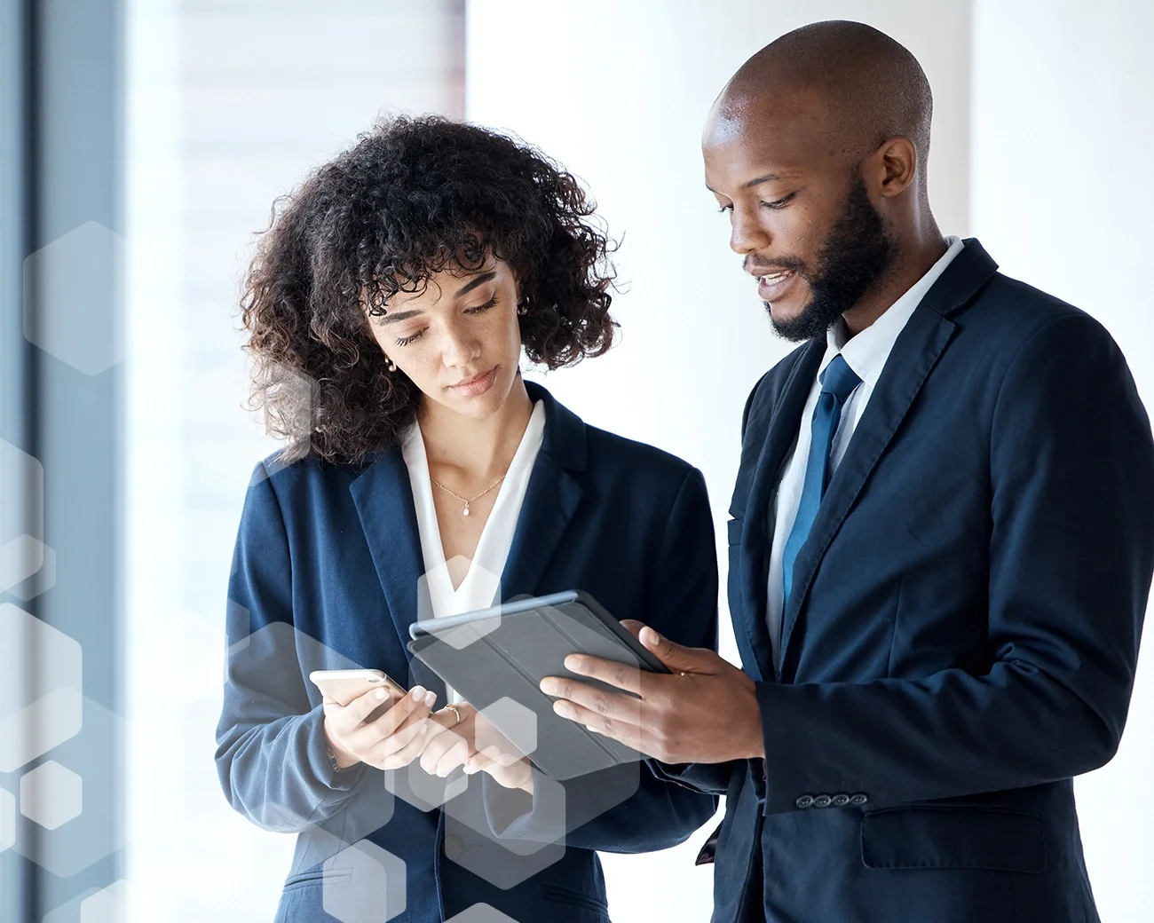 Financieel controllers bekijken een IPad