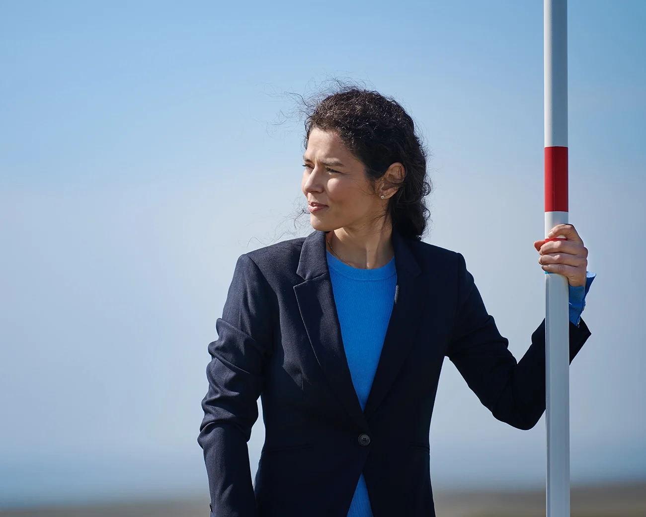 Zakenvrouw met polsstok in de duinen