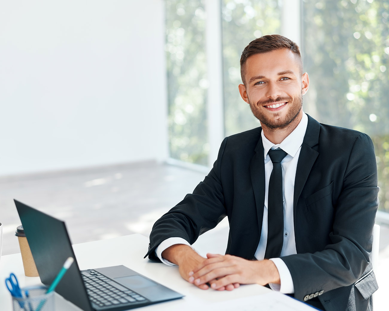 man met stropdas achter bureau