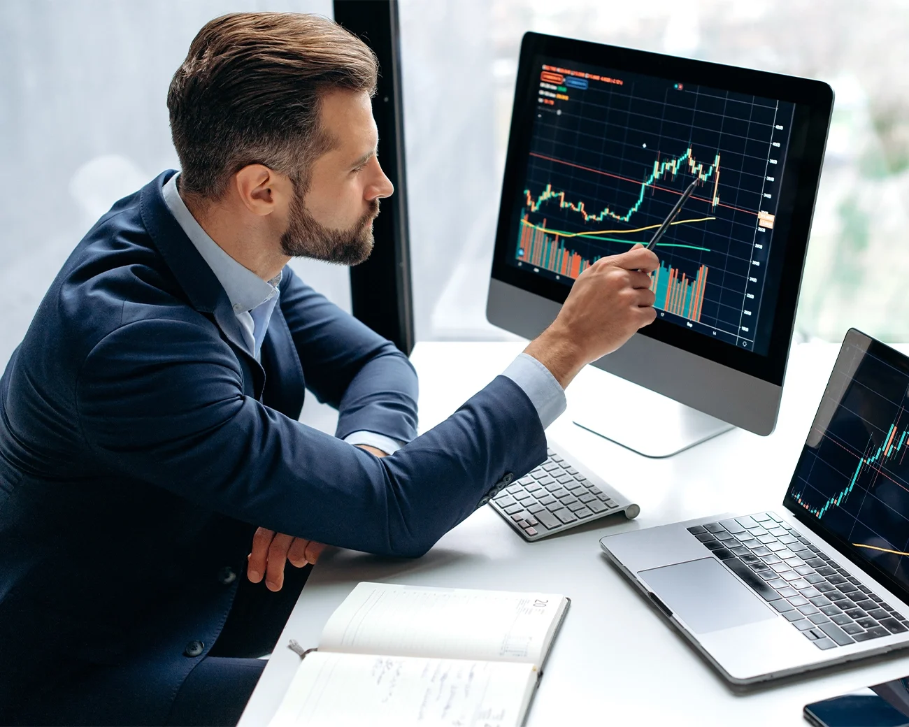 Professional wijst naar computerscherm